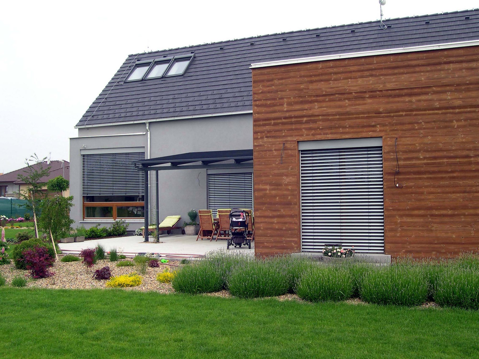 Zsaluzia rendszer kültéren – elegáns árnyékolás Eger környéki modern épületeken