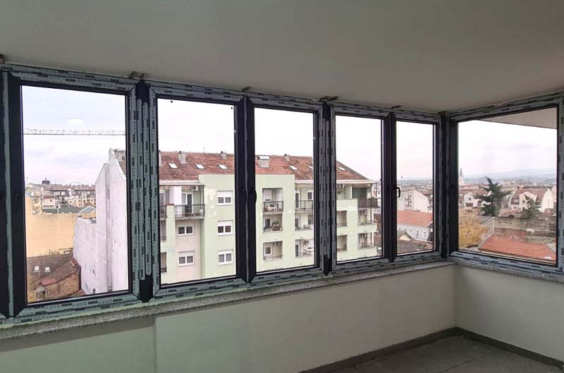 Műanyag ablak beépítés lakásfelújításnál – hőszigetelő nyílászárók precíz beállítással